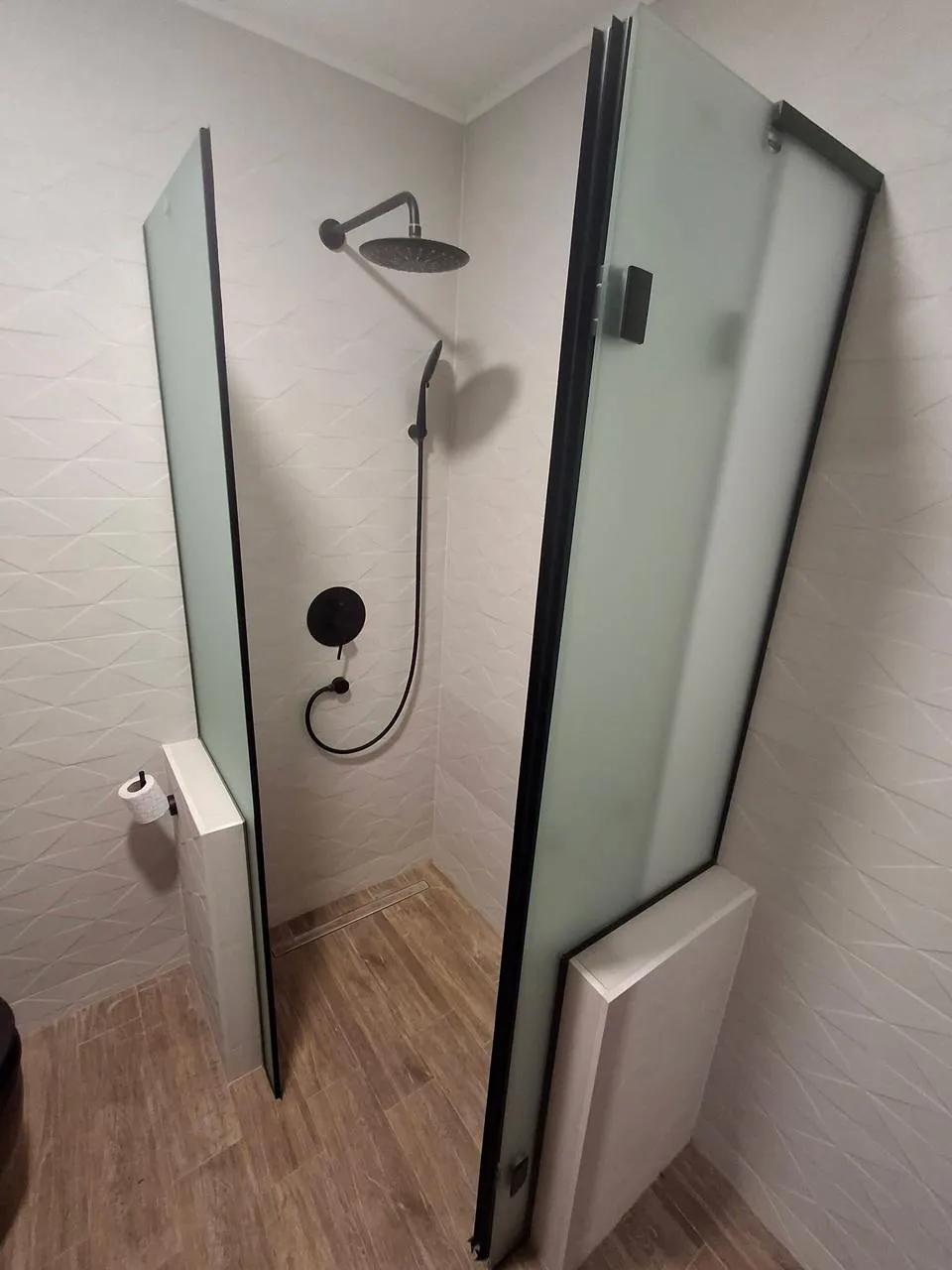 Compact slim-frame shower partition design